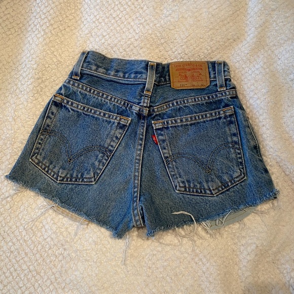 Levi's Distressed High-Waisted Shorts - Picture 4 of 4